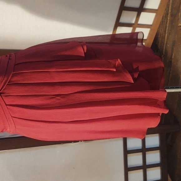 David's Bridal Short Crinkle Chiffon Dress with Front Cascade Wine Dress Sz 4 - Picture 3 of 10